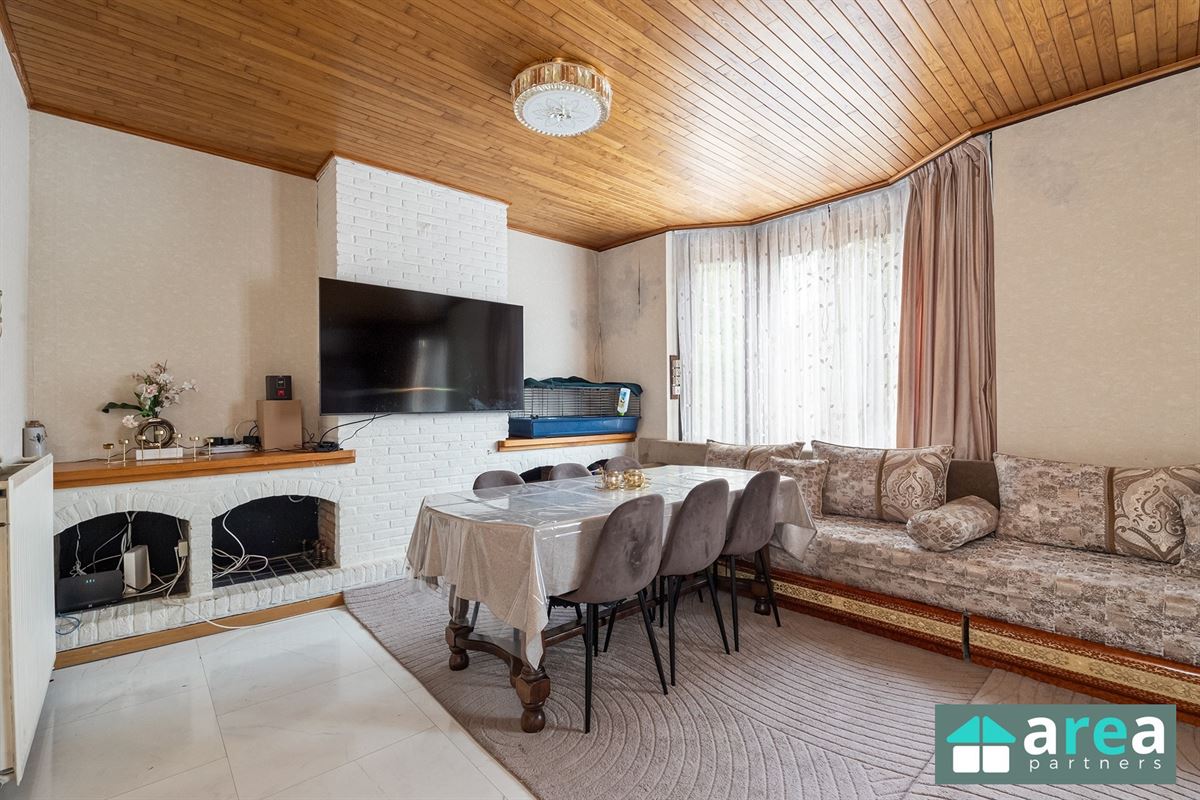 Opbrengsteigendom met 2 appartementen en 2 garages!