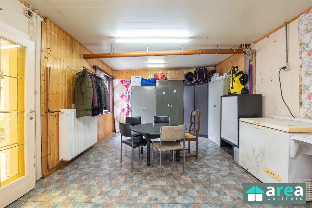 Opbrengsteigendom met 2 appartementen en 2 garages!