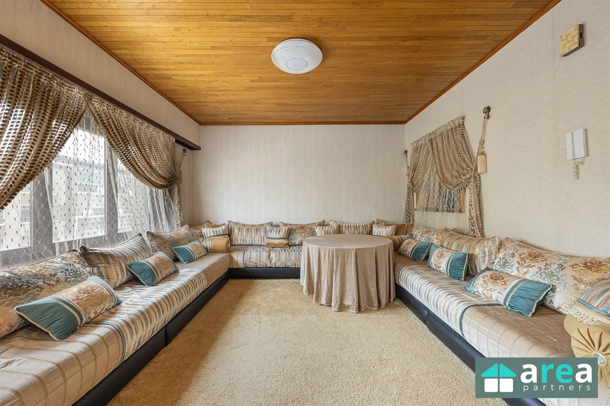 Opbrengsteigendom met 2 appartementen en 2 garages!