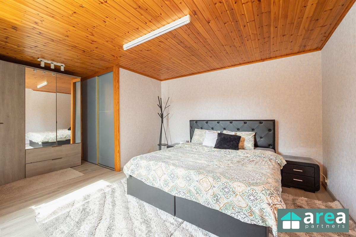 Opbrengsteigendom met 2 appartementen en 2 garages!
