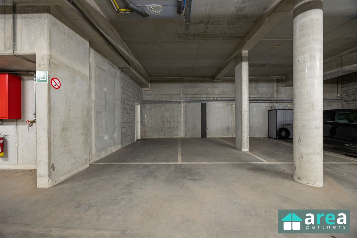 Instapklaar appartement met terras en 2 autostaanplaatsen!