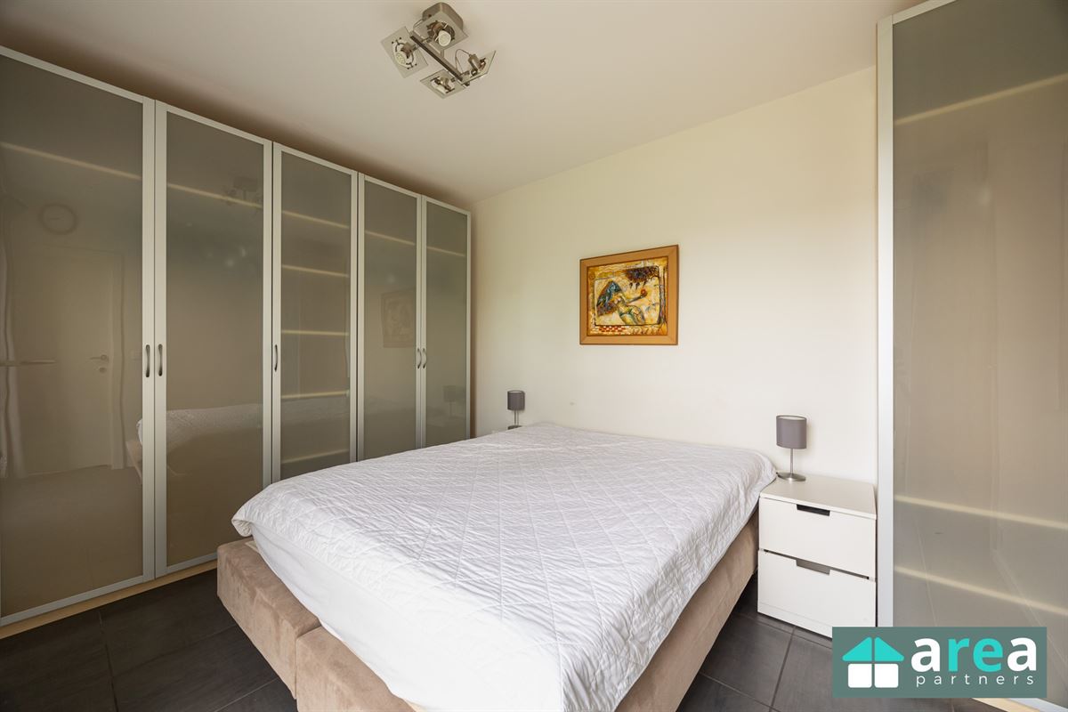 Instapklaar appartement met terras en 2 autostaanplaatsen!