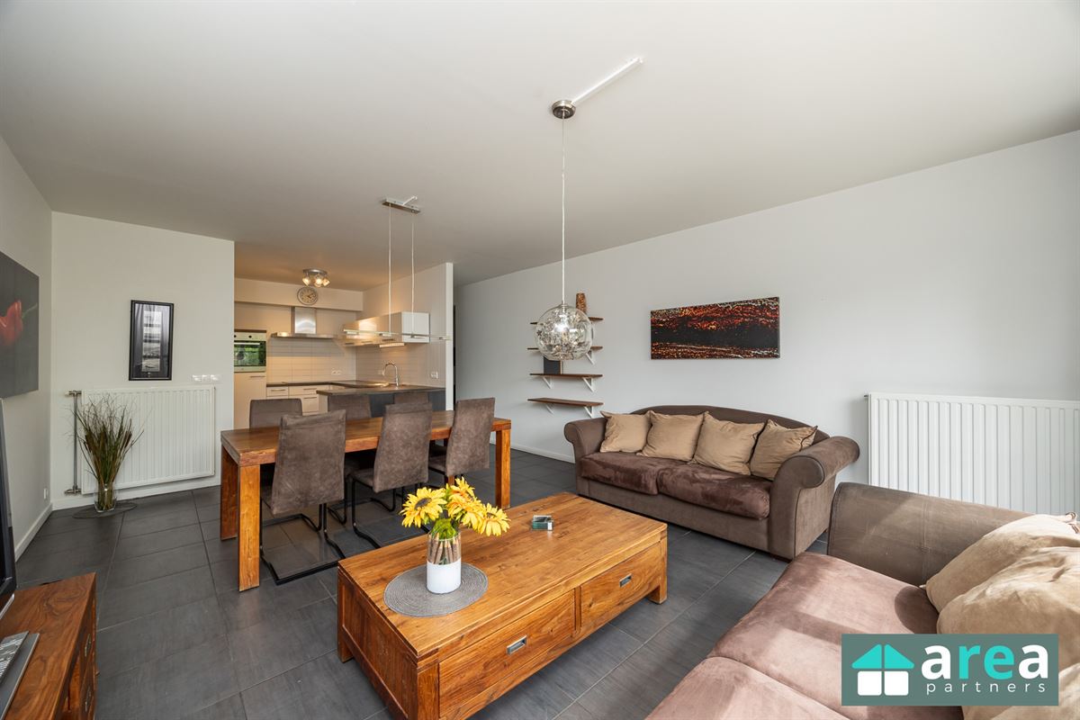 Instapklaar appartement met terras en 2 autostaanplaatsen!
