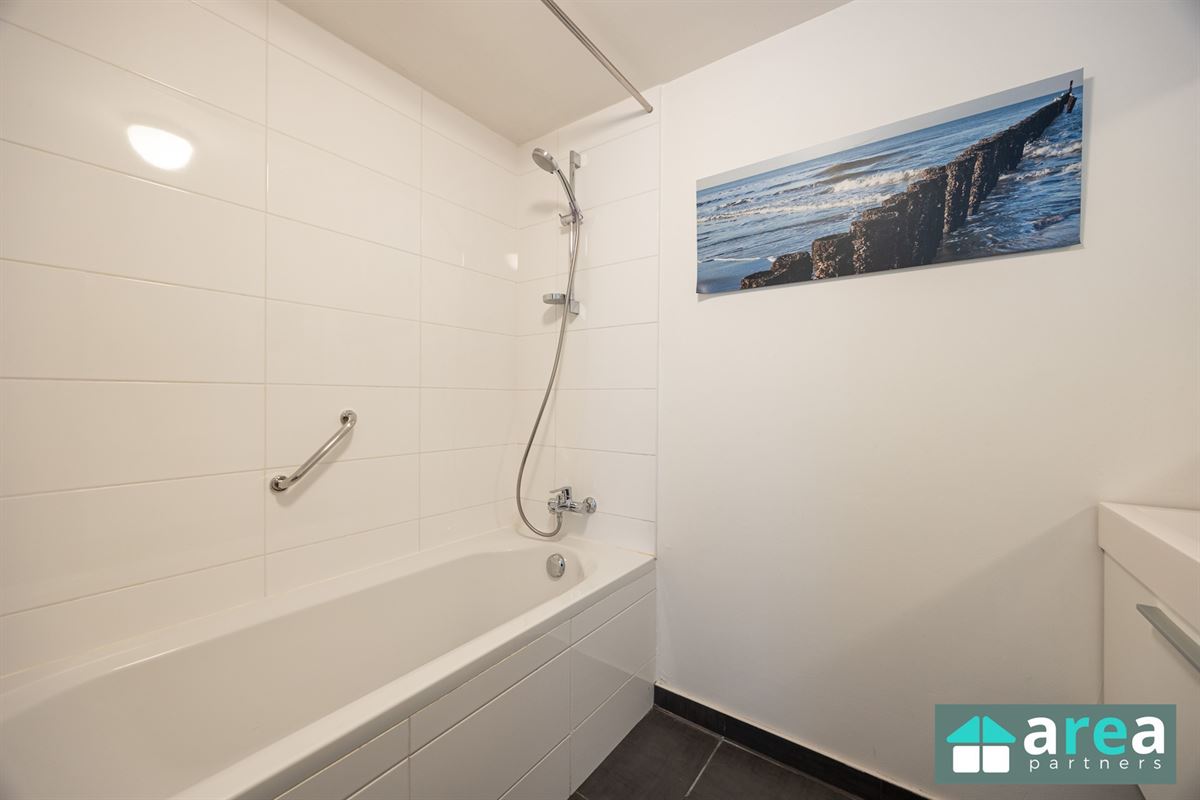 Instapklaar appartement met terras en 2 autostaanplaatsen!