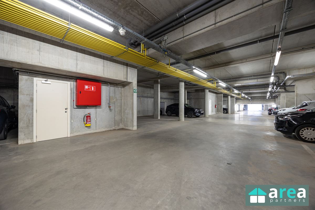 Instapklaar appartement met terras en 2 autostaanplaatsen!