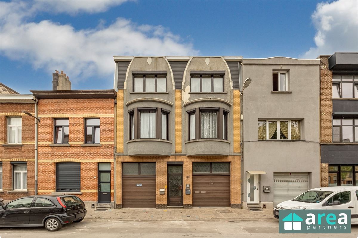 Opbrengsteigendom met 2 appartementen en 2 garages!