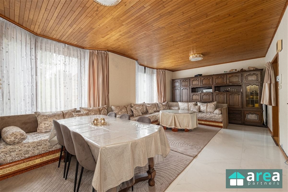 Opbrengsteigendom met 2 appartementen en 2 garages!