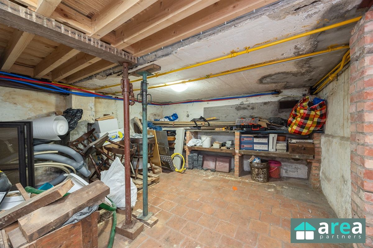 Opbrengsteigendom met 2 appartementen en 2 garages!