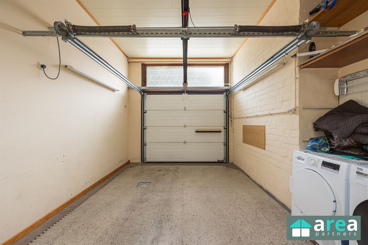 Opbrengsteigendom met 2 appartementen en 2 garages!