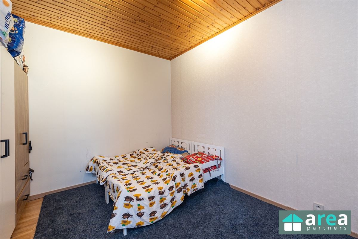 Opbrengsteigendom met 2 appartementen en 2 garages!