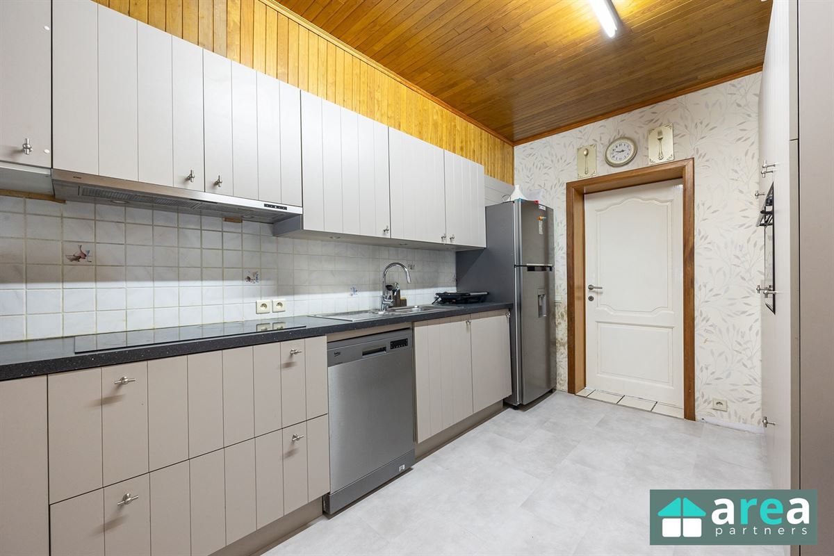 Opbrengsteigendom met 2 appartementen en 2 garages!