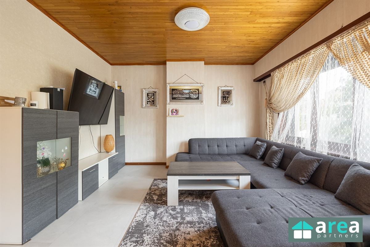 Opbrengsteigendom met 2 appartementen en 2 garages!