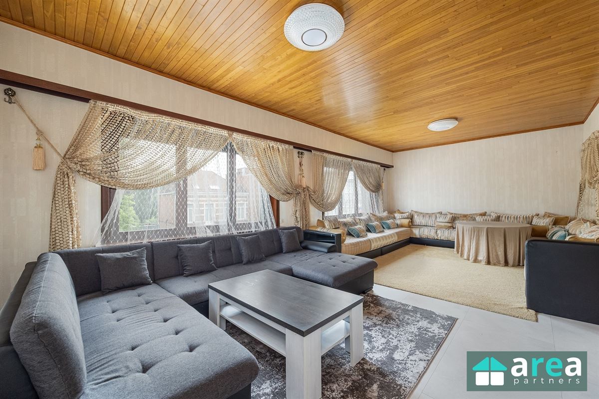 Opbrengsteigendom met 2 appartementen en 2 garages!