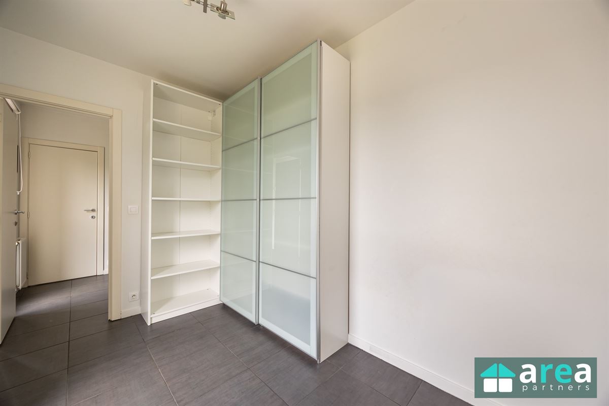 Instapklaar appartement met terras en 2 autostaanplaatsen!