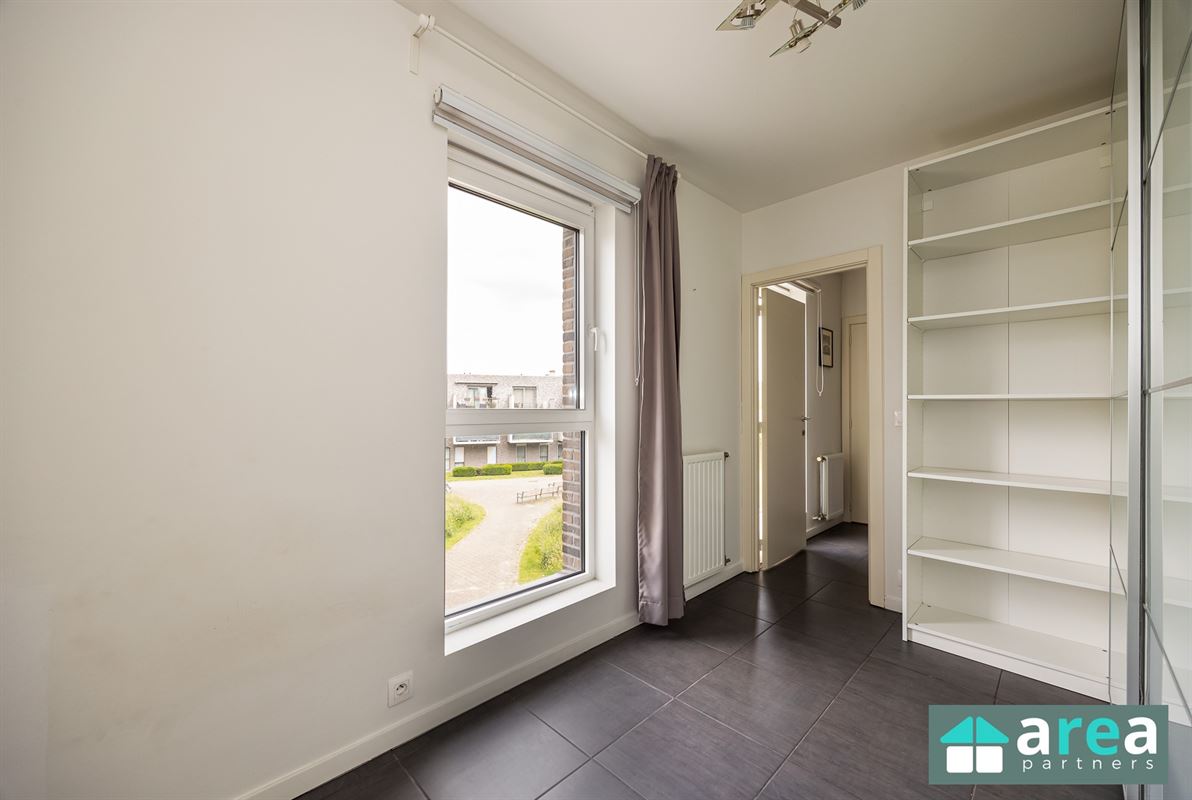 Instapklaar appartement met terras en 2 autostaanplaatsen!