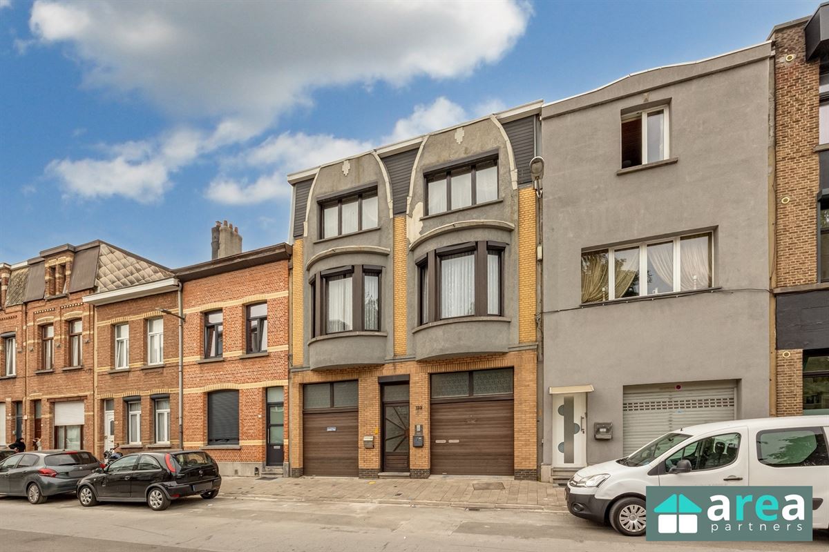 Opbrengsteigendom met 2 appartementen en 2 garages!