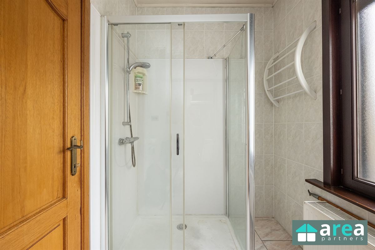 Opbrengsteigendom met 2 appartementen en 2 garages!