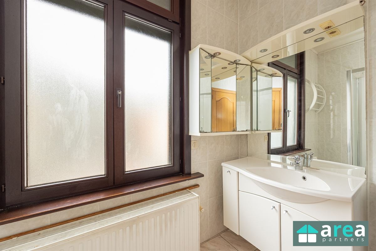 Opbrengsteigendom met 2 appartementen en 2 garages!