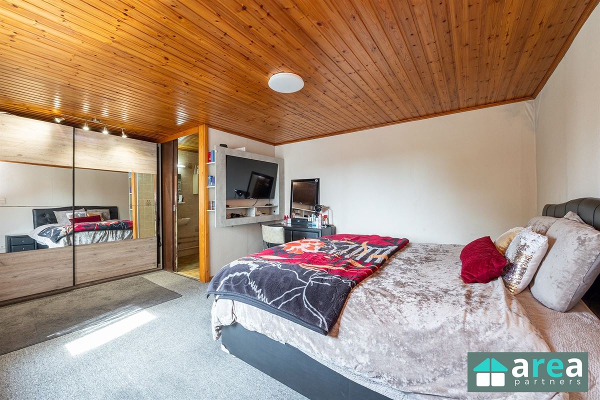 Opbrengsteigendom met 2 appartementen en 2 garages!