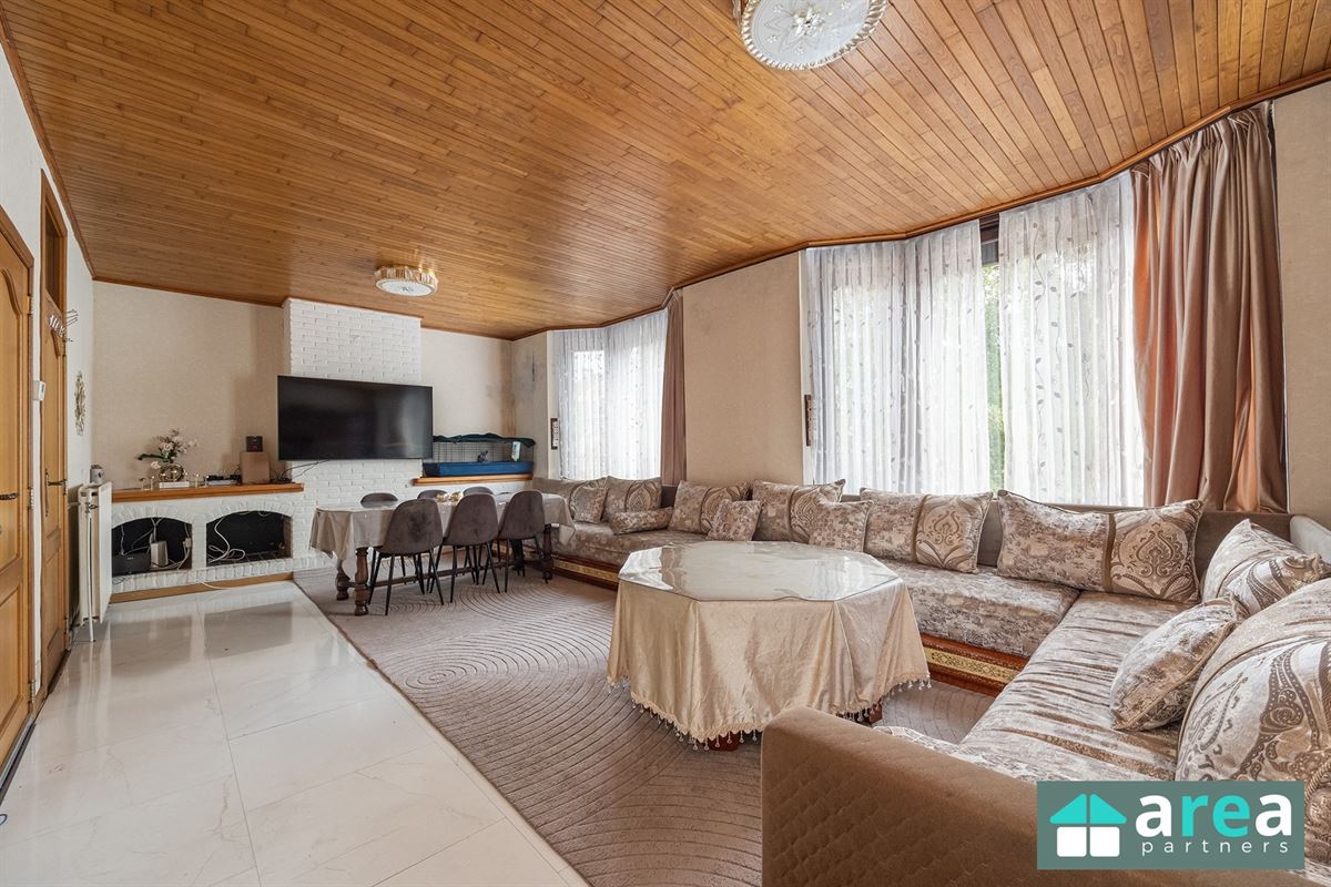 Opbrengsteigendom met 2 appartementen en 2 garages!