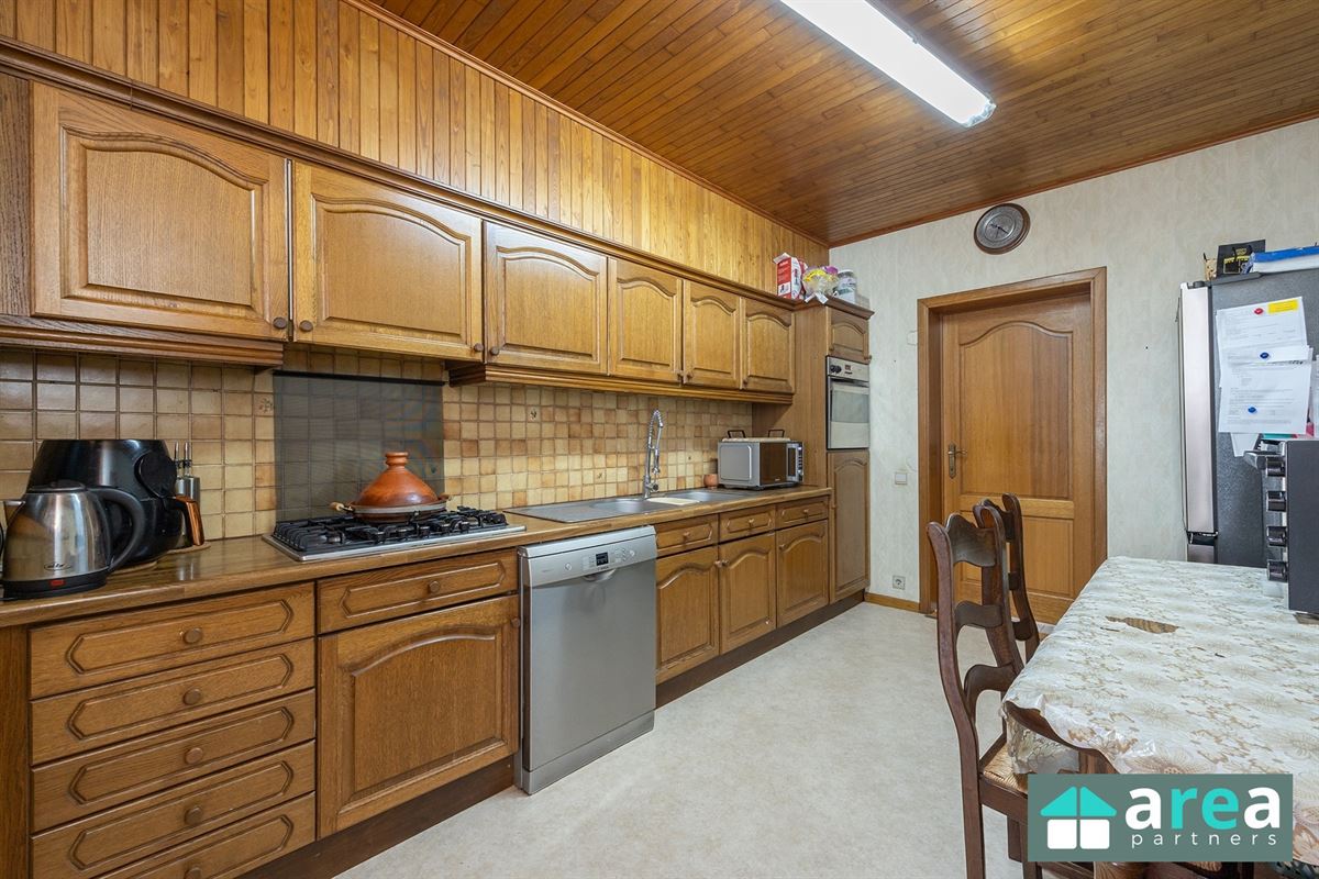 Opbrengsteigendom met 2 appartementen en 2 garages!