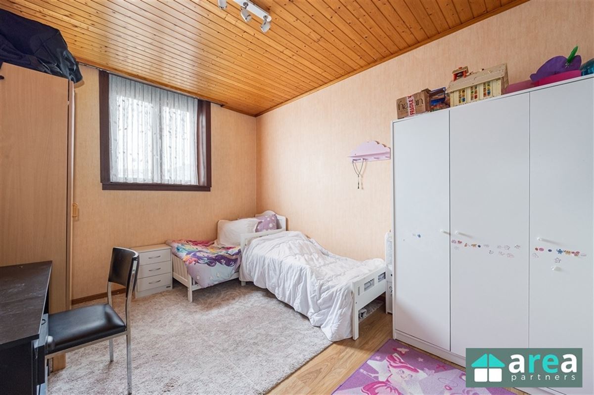 Opbrengsteigendom met 2 appartementen en 2 garages!