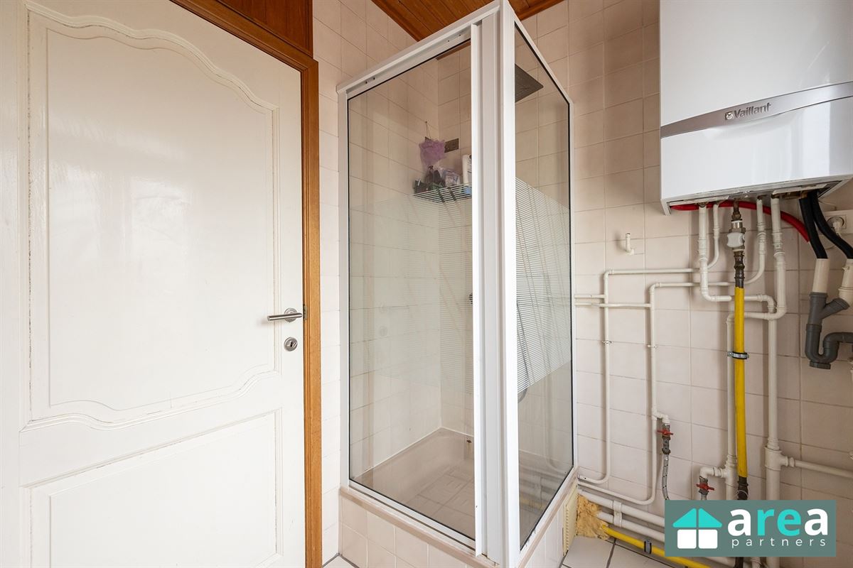 Opbrengsteigendom met 2 appartementen en 2 garages!