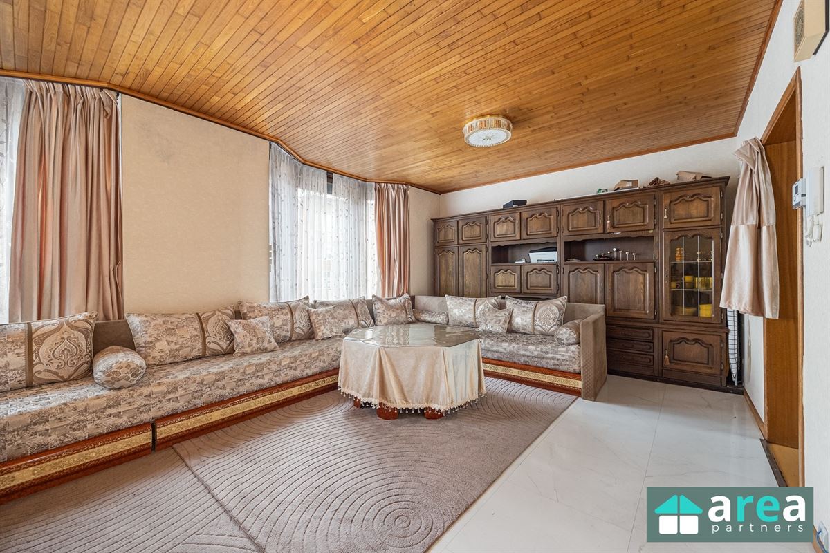 Opbrengsteigendom met 2 appartementen en 2 garages!