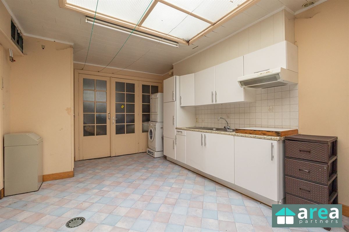 Opbrengsteigendom met 2 appartementen en 2 garages!