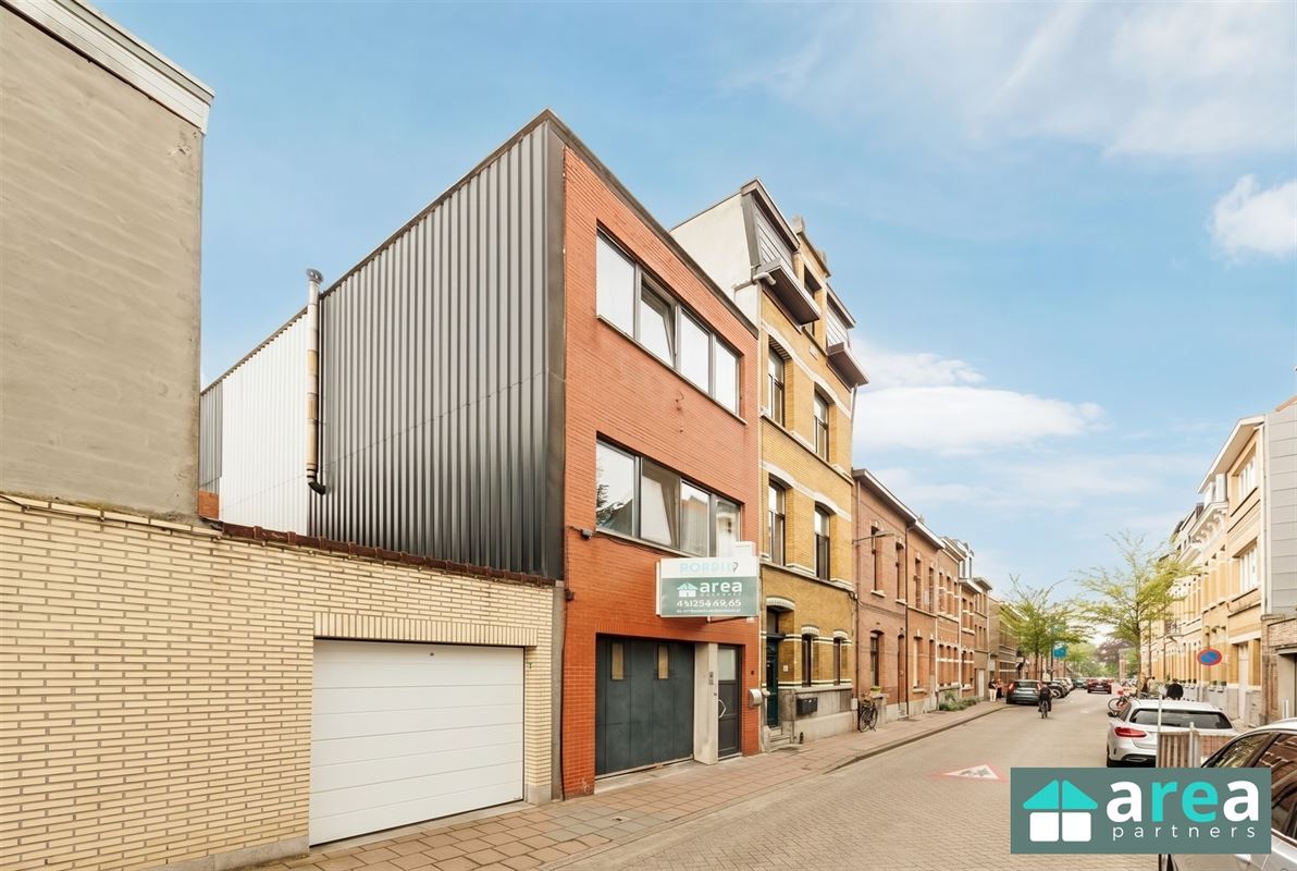 Eengezinswoning met terras, garage én ruim magazijn!