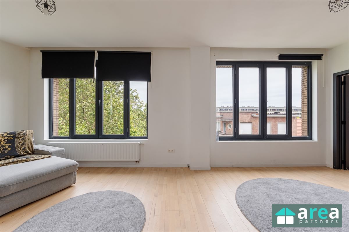 Op te frissen appartement met 2 slpk!
