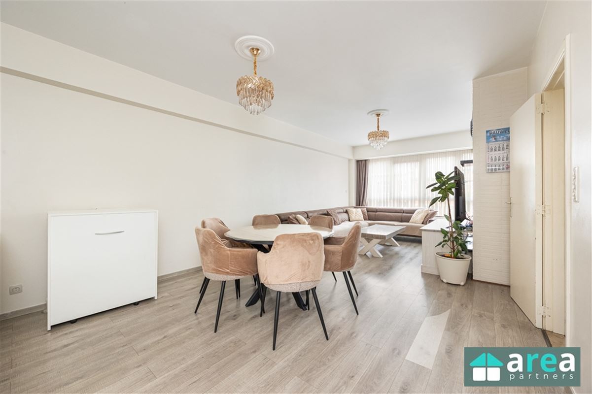 Ruim 2-slpk appartement met terras te Berchem