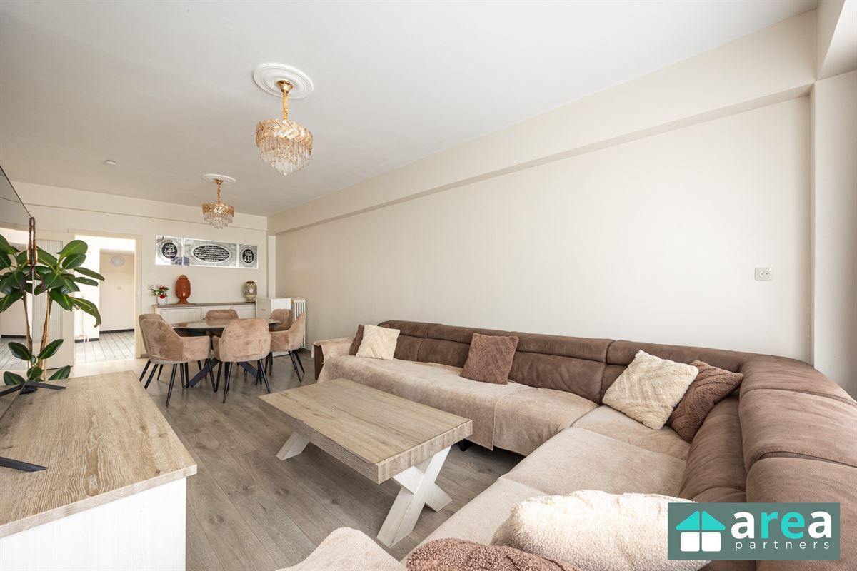 Ruim 2-slpk appartement met terras te Berchem