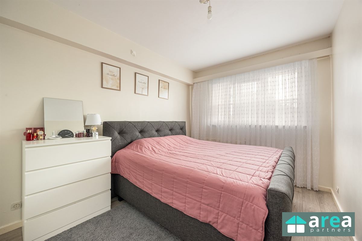 Ruim 2-slpk appartement met terras te Berchem