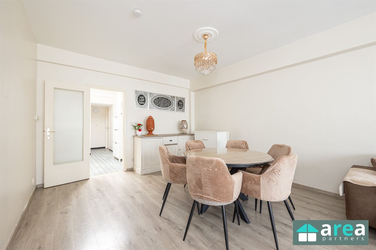 Ruim 2-slpk appartement met terras te Berchem