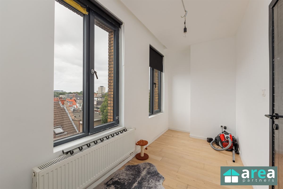 Op te frissen appartement met 2 slpk!
