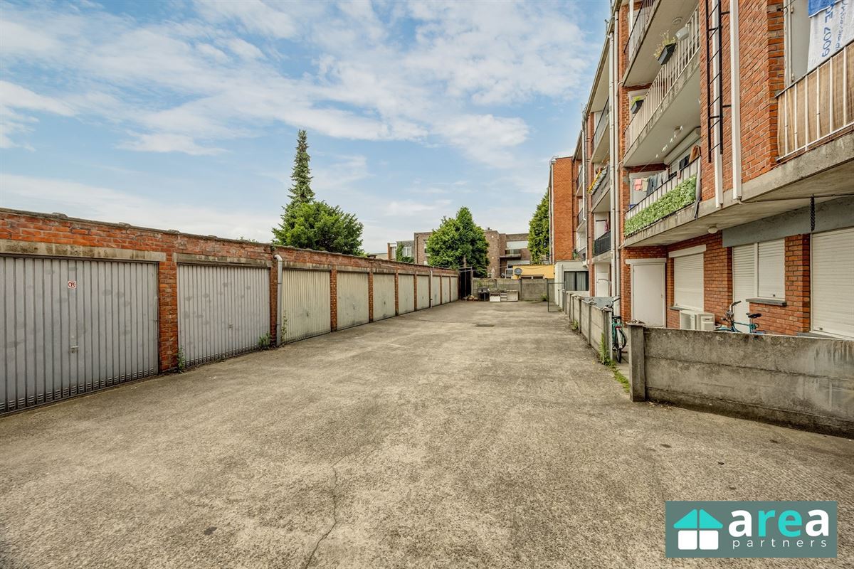 Opbrengsteigendom met 4 2slpk app en 4 garageboxen
