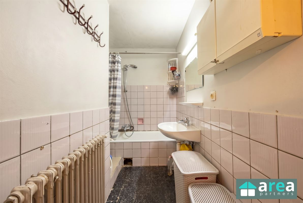 Opbrengsteigendom met 4 2slpk app en 4 garageboxen