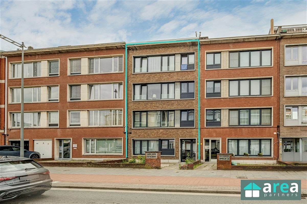 Opbrengsteigendom met 4 2slpk app en 4 garageboxen