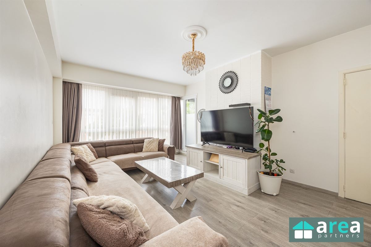 Ruim 2-slpk appartement met terras te Berchem