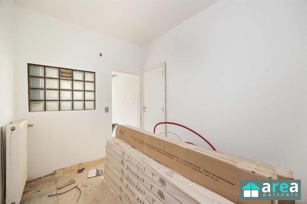 Ruime, te renoveren handelspand met garage!