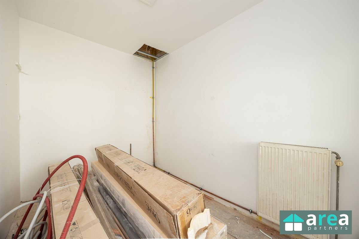 Ruime, te renoveren handelspand met garage!
