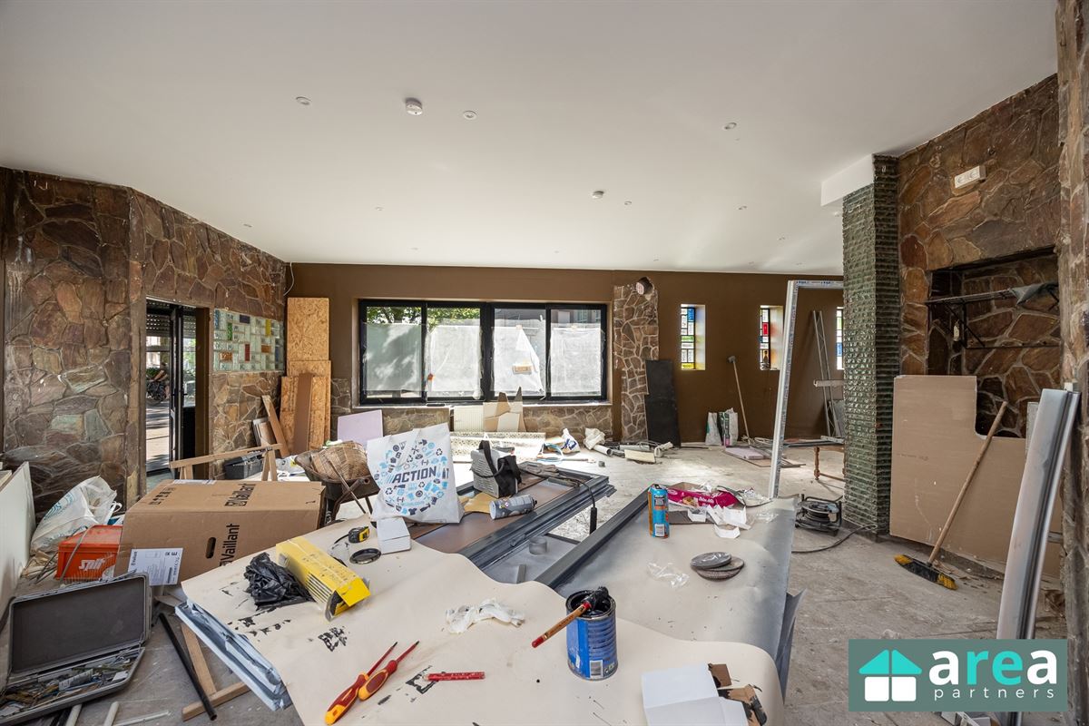 Ruime, te renoveren handelspand met garage!