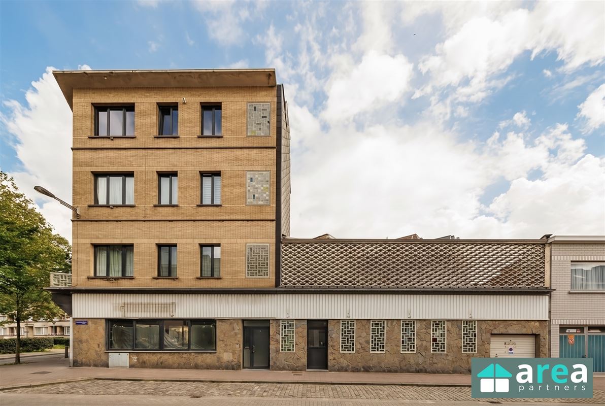Ruime, te renoveren handelspand met garage!