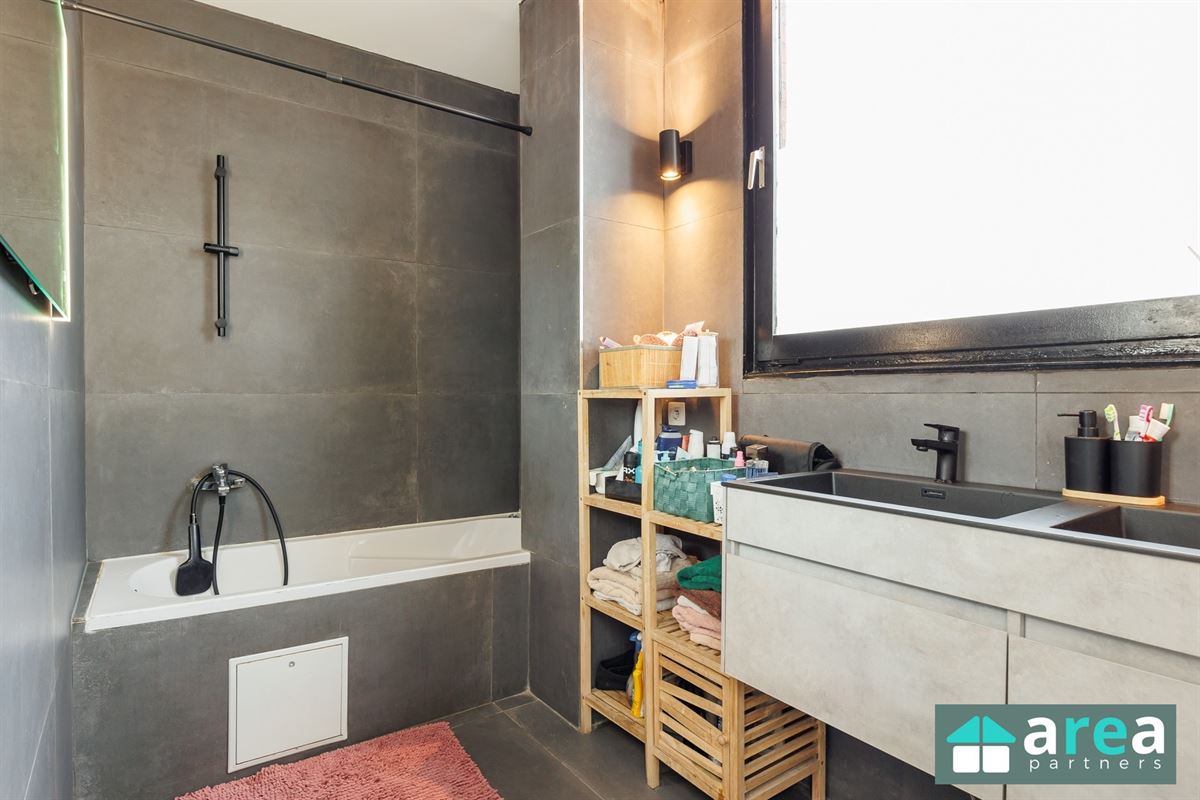 Instapklare woning met 5 slpk en zwembad!