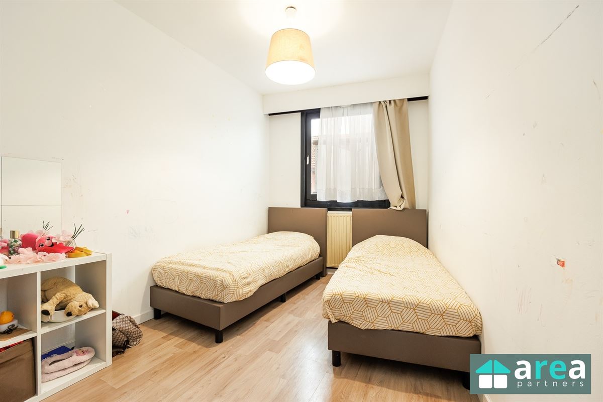 Instapklare woning met 5 slpk en zwembad!