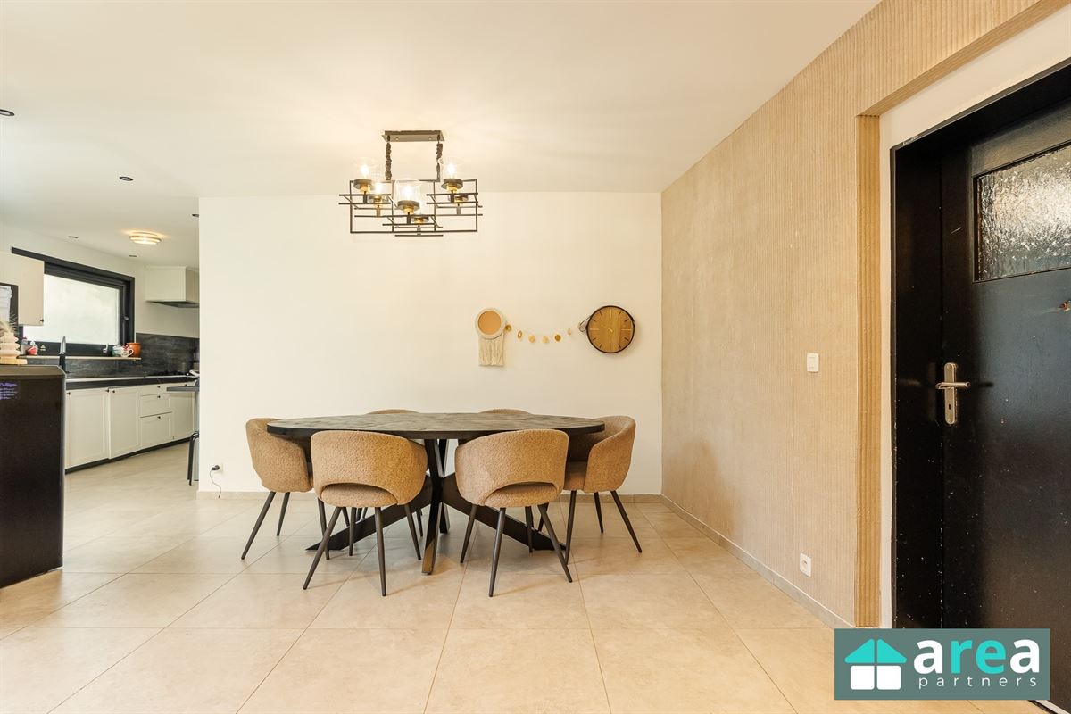 Instapklare woning met 5 slpk en zwembad!