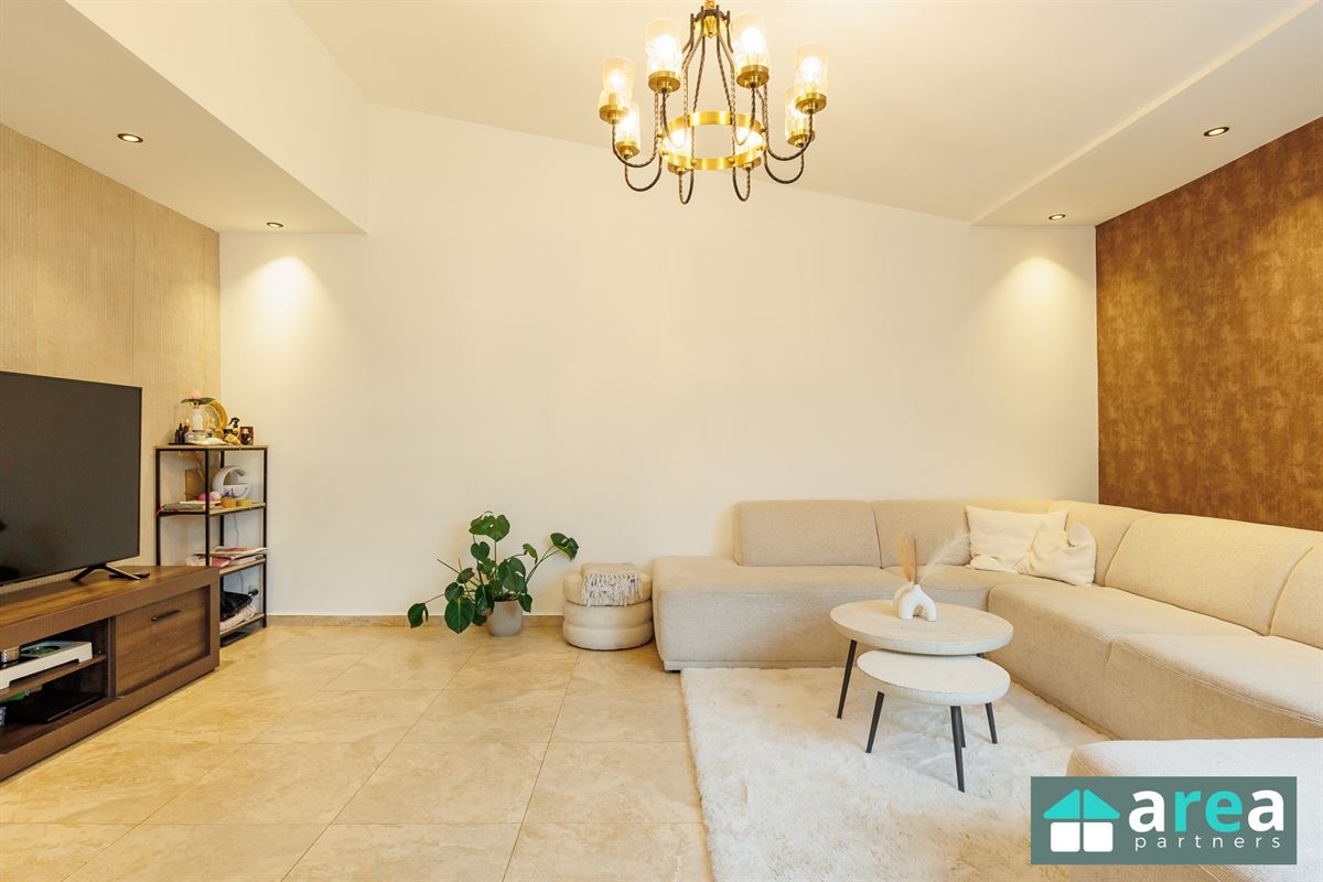 Instapklare woning met 5 slpk en zwembad!
