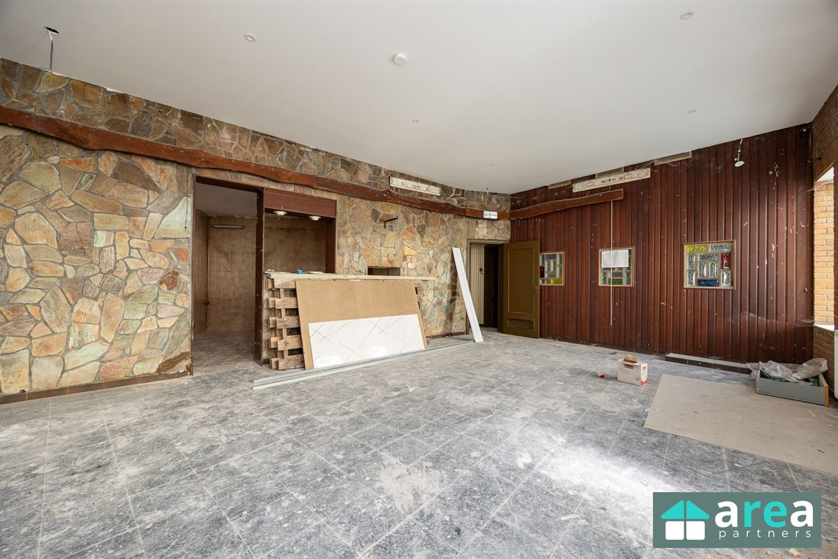 Ruime, te renoveren handelspand met garage!