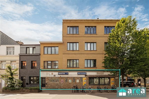 Ruime, te renoveren handelspand met garage!